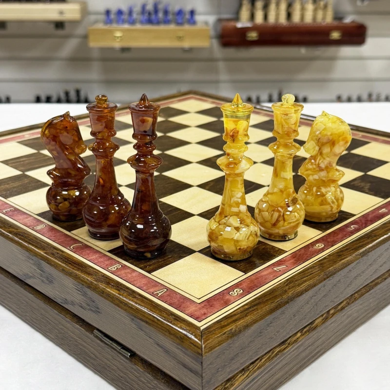 Шахматы янтарные подарочные в ларце из дуба