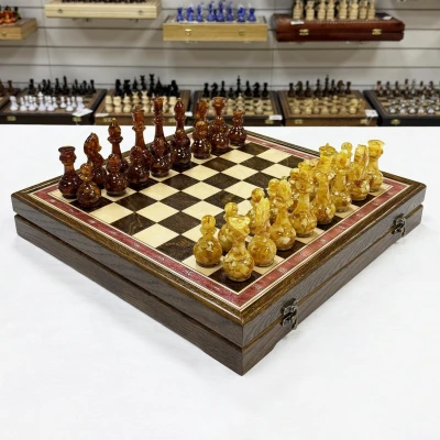 Шахматы янтарные подарочные в ларце из дуба