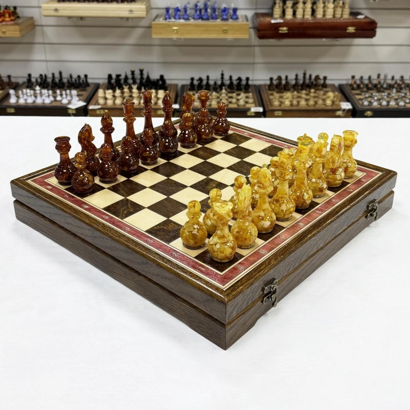 Шахматы янтарные подарочные в ларце из дуба