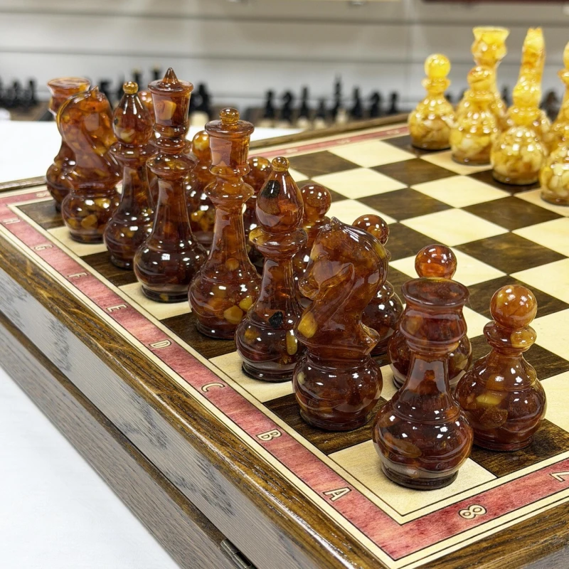 Шахматы янтарные подарочные в ларце из дуба