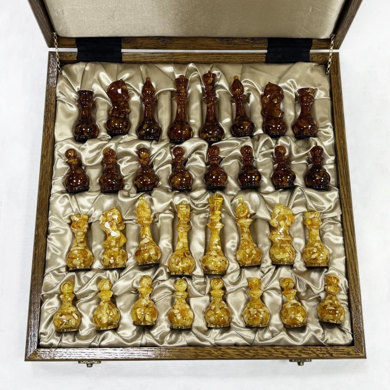 Шахматы янтарные подарочные в ларце из дуба