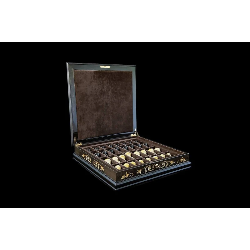 Шахматы янтарные в ларце из мореного дуба