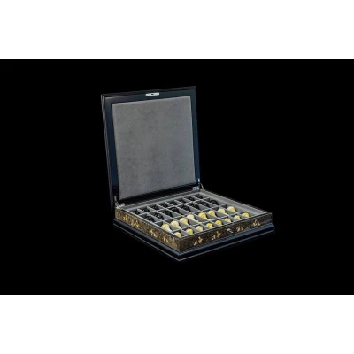 Шахматы янтарные в ларце из тонированной карельской березы