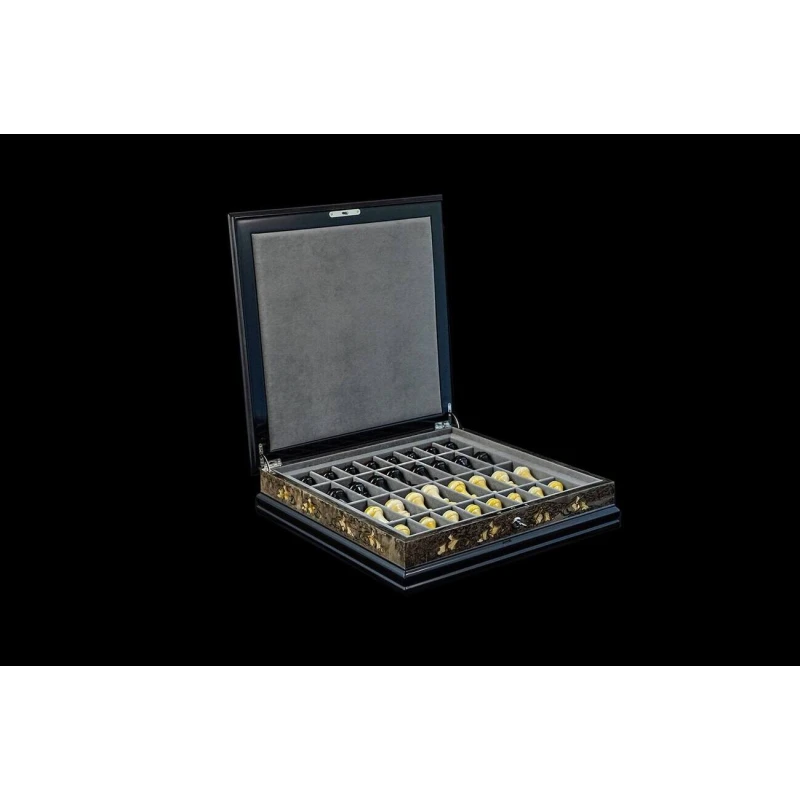 Шахматы янтарные в ларце из тонированной карельской березы