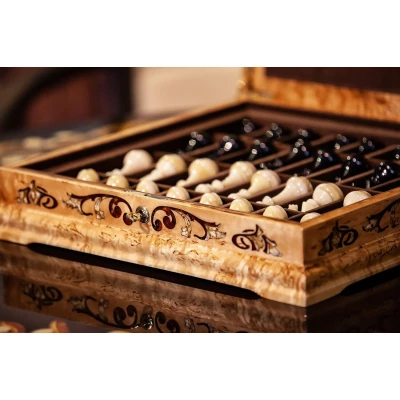 Шахматы янтарные в ларце из карельской березы