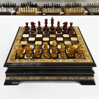 Шахматы из янтаря и ясеня в ларце малые подарочные 34 см