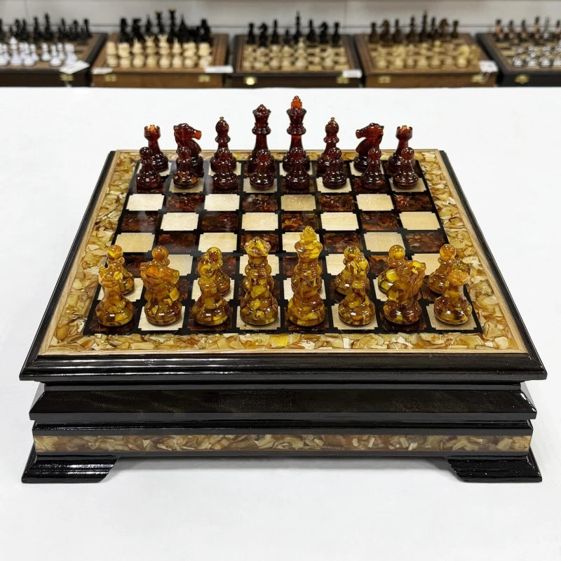 Шахматы из янтаря и ясеня в ларце малые подарочные 34 см