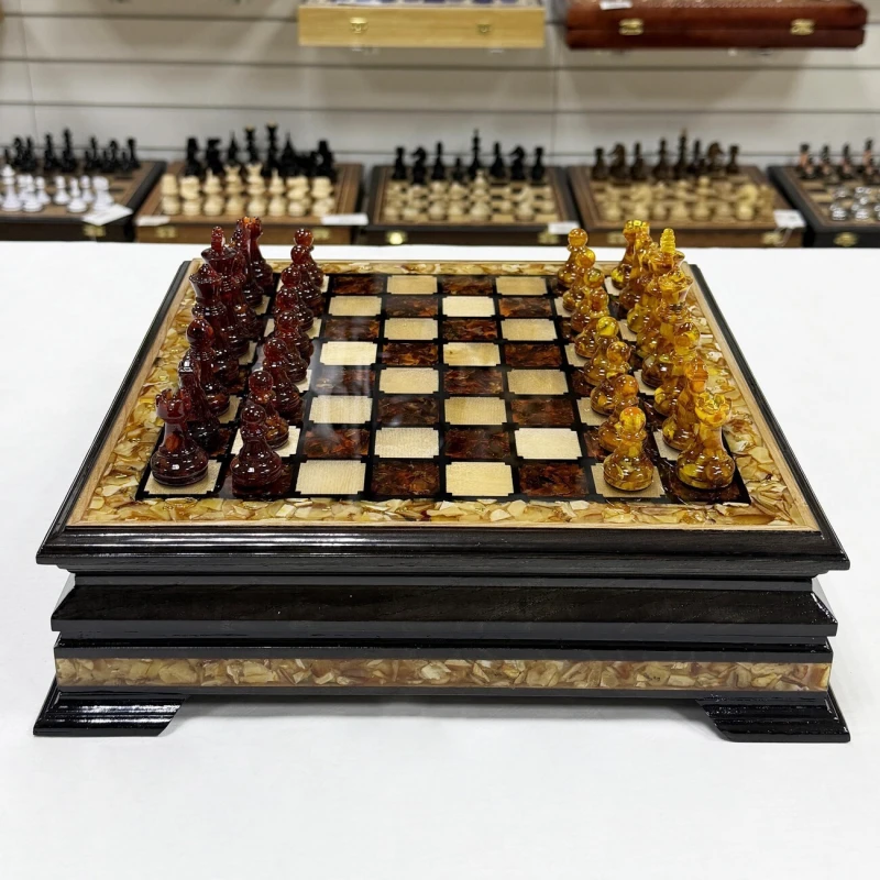Шахматы из янтаря и ясеня в ларце малые подарочные 34 см