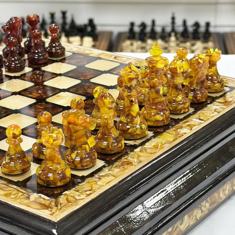 Шахматы из янтаря и ясеня в ларце малые подарочные 34 см