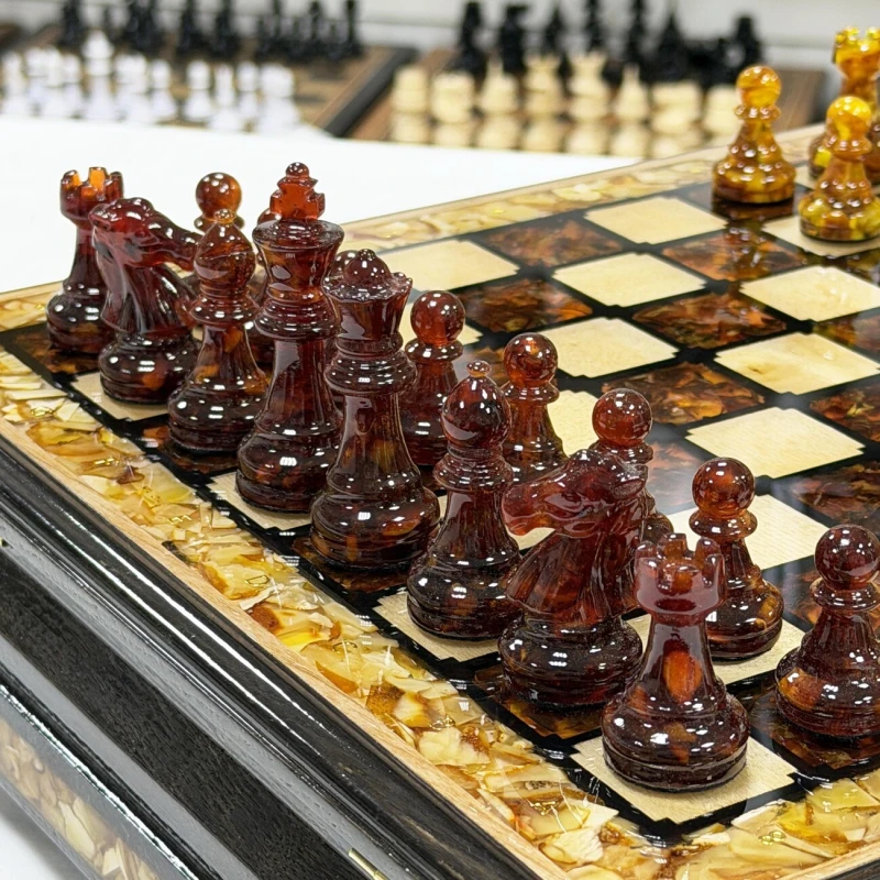 Шахматы из янтаря и ясеня в ларце малые подарочные 34 см
