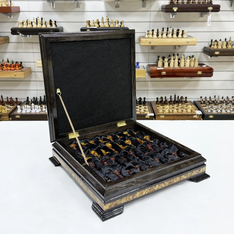 Шахматы из янтаря и ясеня в ларце малые подарочные 34 см