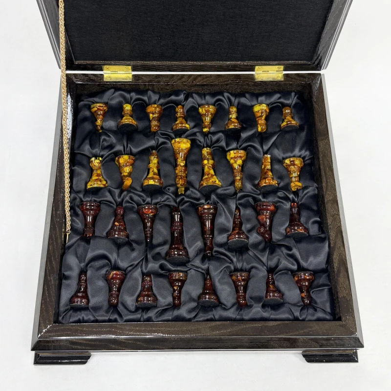 Шахматы из янтаря и ясеня в ларце малые подарочные 34 см