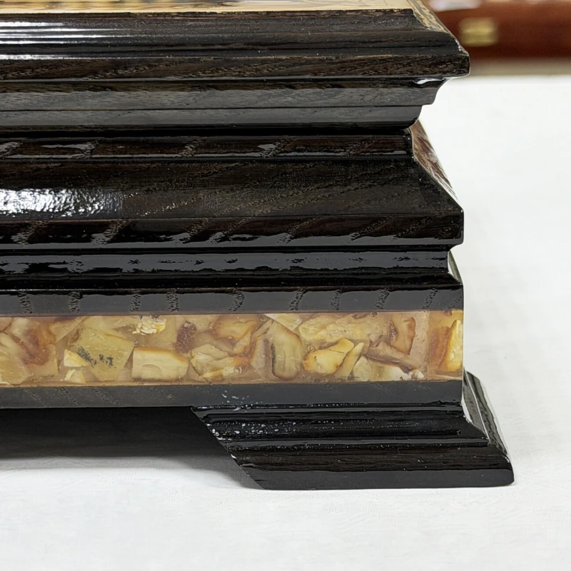 Шахматы из янтаря и ясеня в ларце малые подарочные 34 см