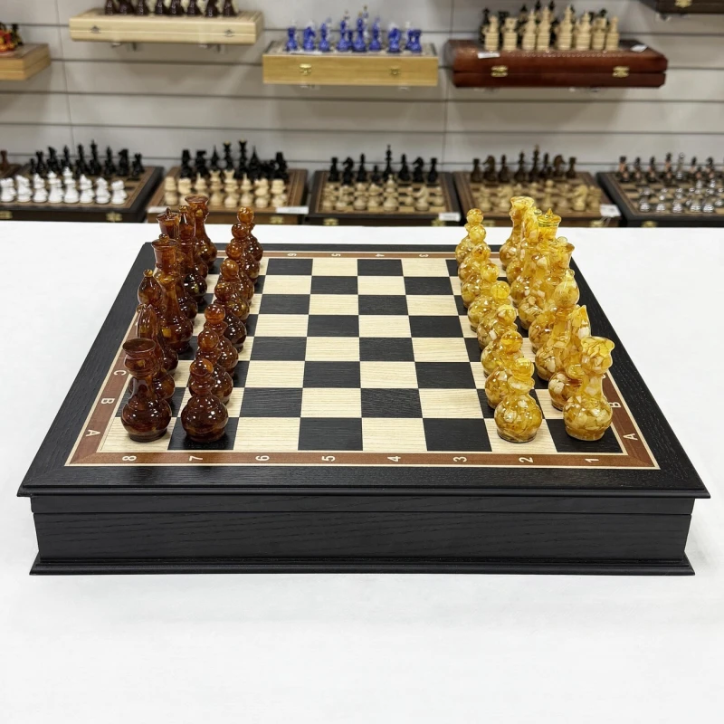Шахматы янтарные в ларце из дерева мореного дуба