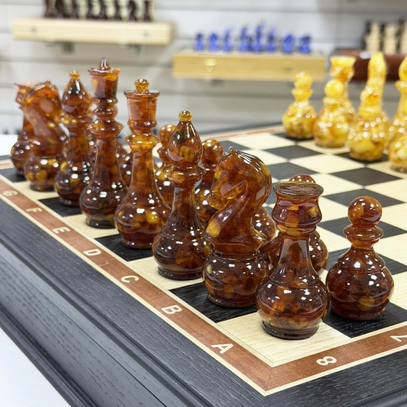 Шахматы янтарные в ларце из дерева мореного дуба