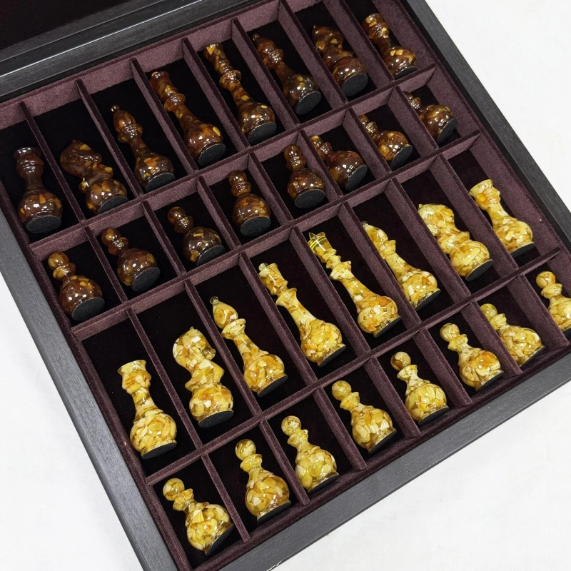 Шахматы янтарные в ларце из дерева мореного дуба