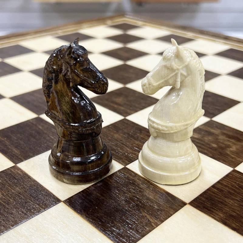 Шахматный ларец из дуба с фигурами Бастион из кавказского граба 40 см