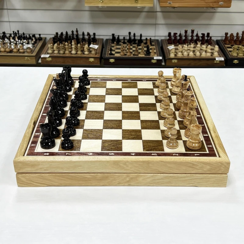 Шахматы в ларце из граба с фигурами из карельской березы