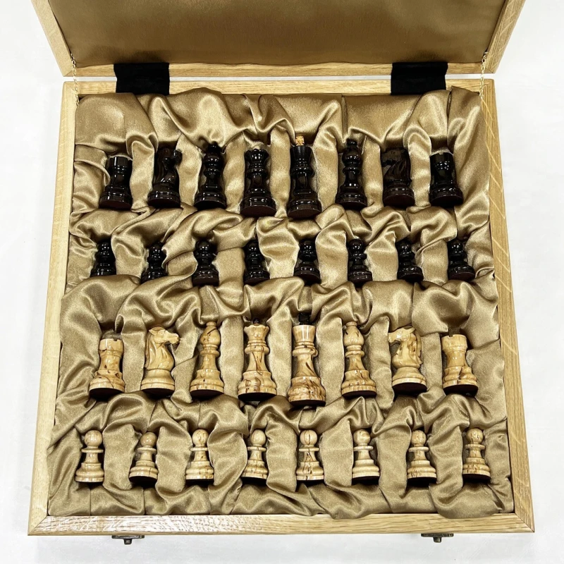 Шахматы в ларце из граба с фигурами из карельской березы