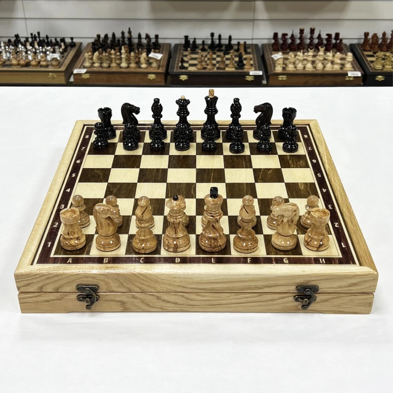 Шахматы в ларце из граба с фигурами из карельской березы