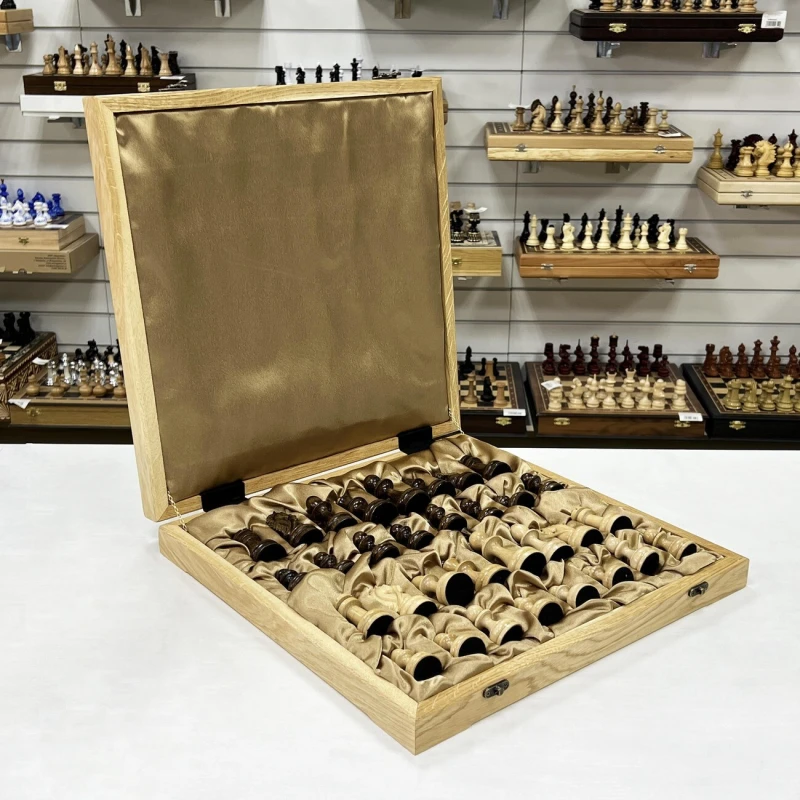 Шахматы в ларце из граба с фигурами Резной конь