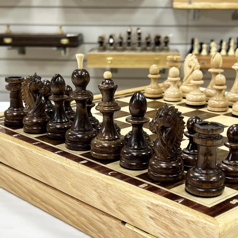 Шахматы в ларце из граба с фигурами Резной конь