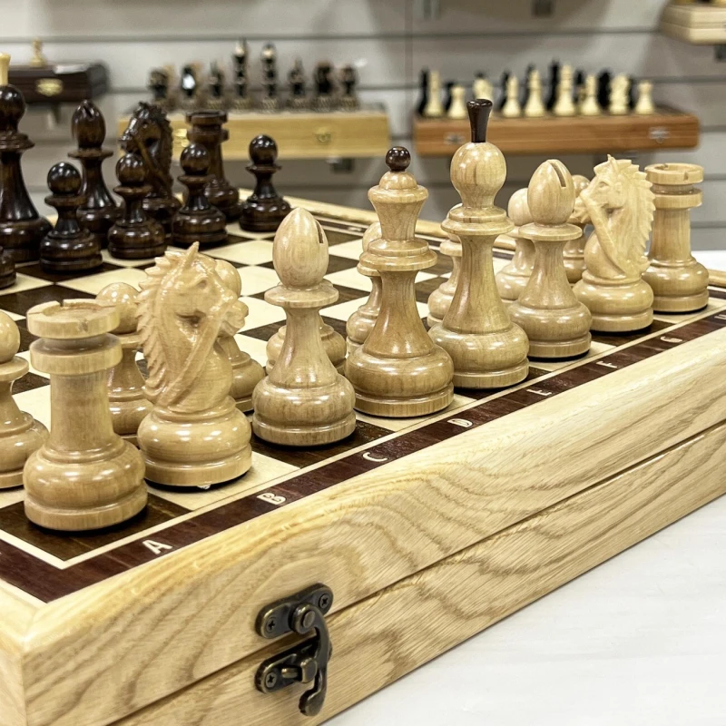 Шахматы в ларце из граба с фигурами Резной конь