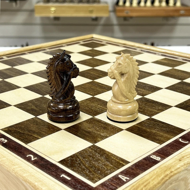 Шахматы в ларце из граба с фигурами Резной конь