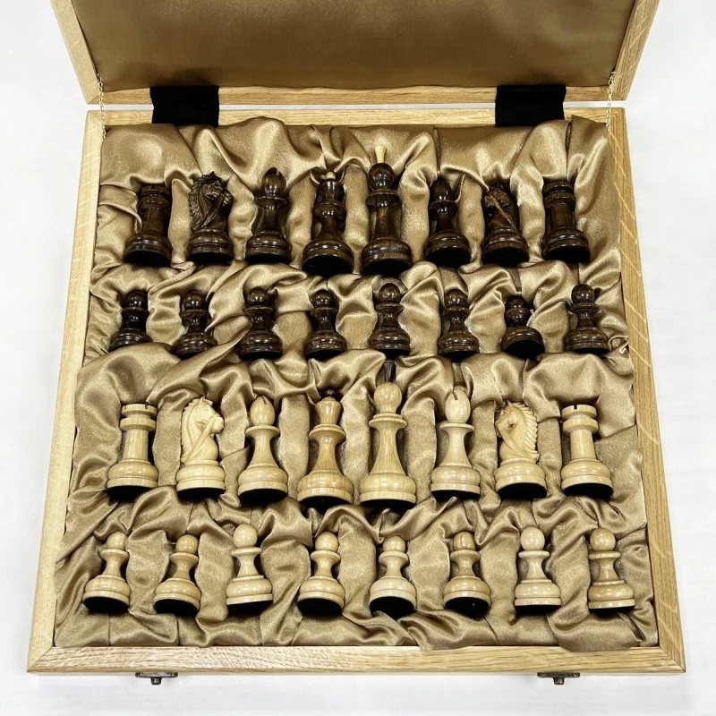 Шахматы в ларце из граба с фигурами Резной конь