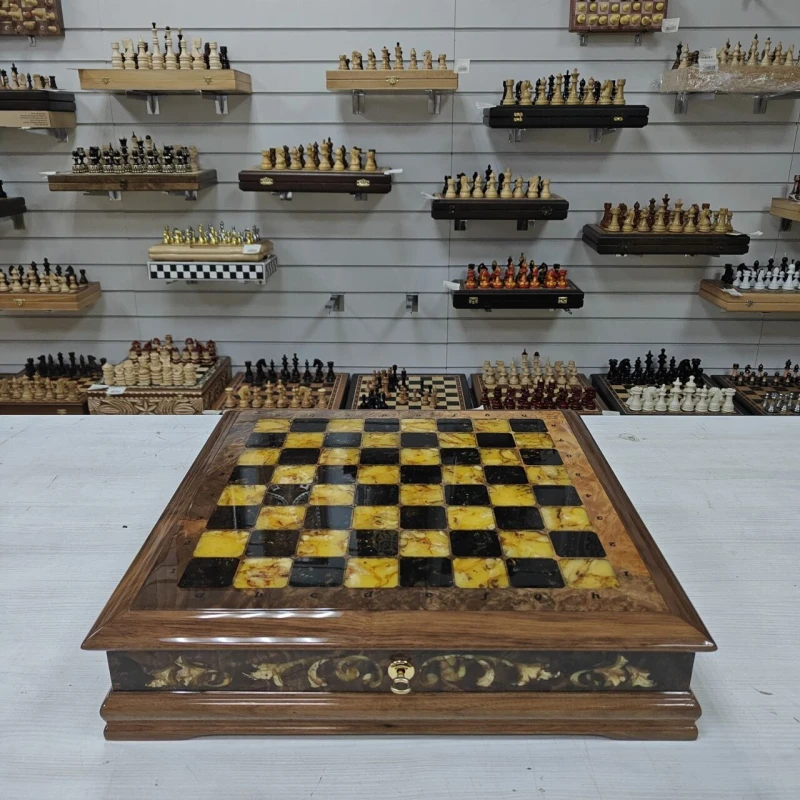 Эксклюзивный шахматный ларец №2 орех/янтарь м. Емельянова