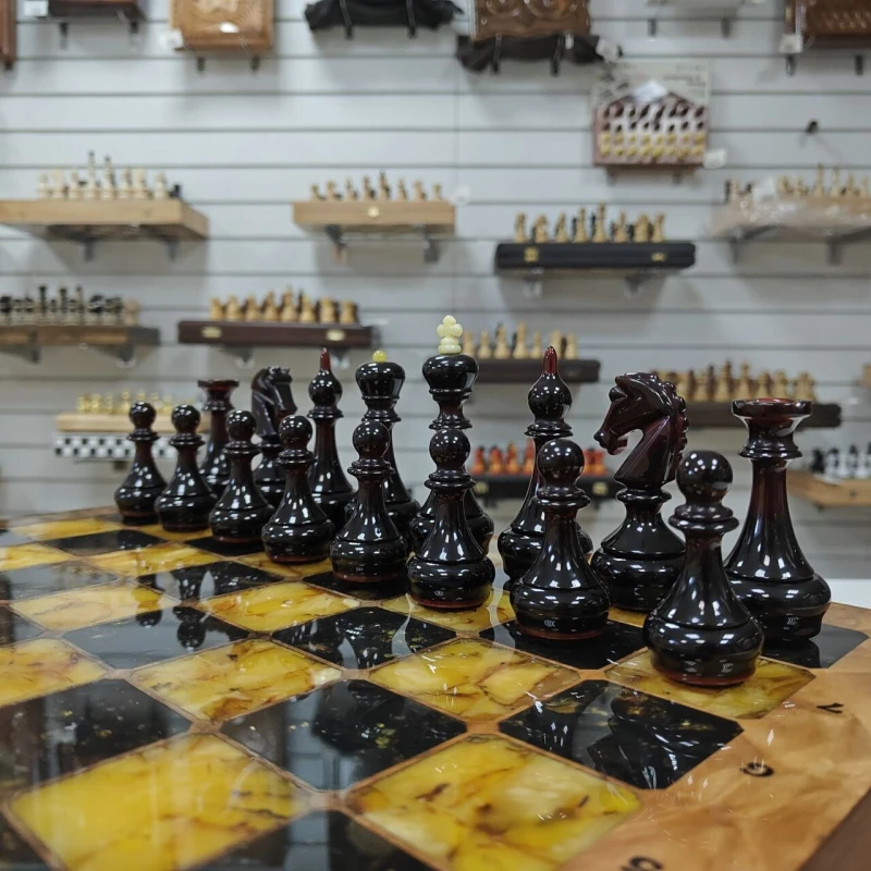 Эксклюзивный шахматный ларец №2 орех/янтарь м. Емельянова