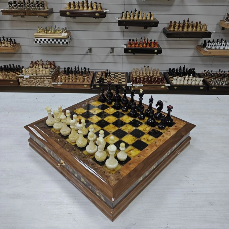 Эксклюзивный шахматный ларец №2 орех/янтарь м. Емельянова