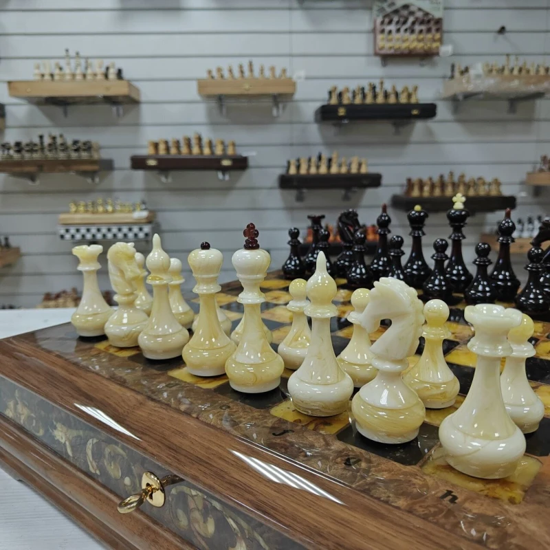 Эксклюзивный шахматный ларец №2 орех/янтарь м. Емельянова