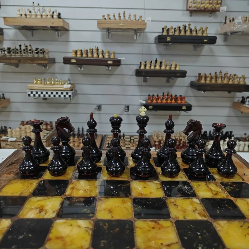 Эксклюзивный шахматный ларец №2 орех/янтарь м. Емельянова