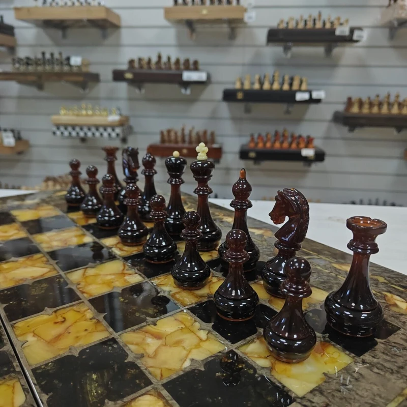 Шахматы эксклюзивные Готика тонированная карельская береза/янтарь