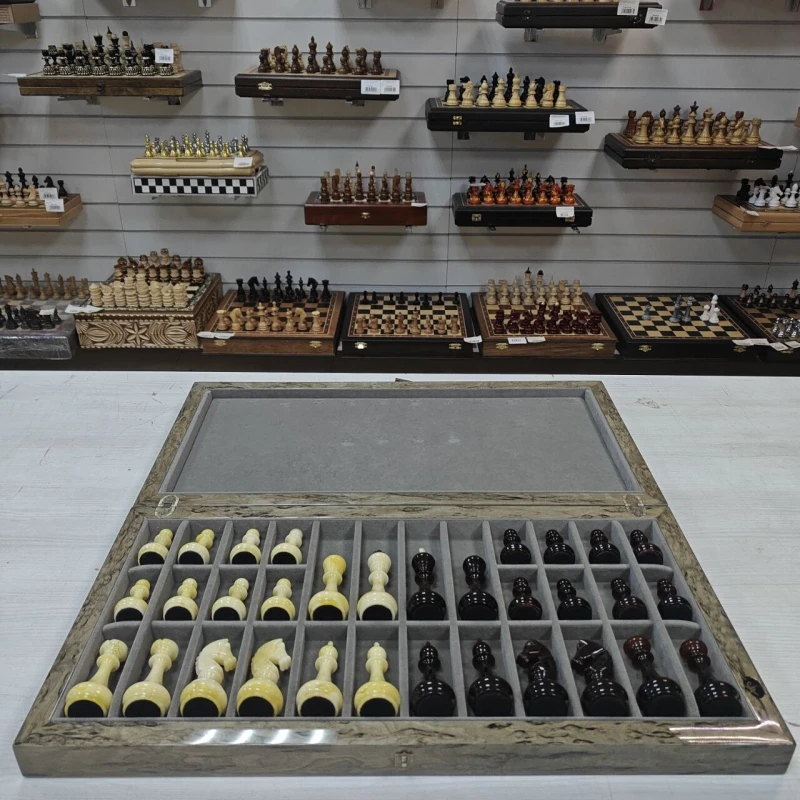 Шахматы эксклюзивные Готика тонированная карельская береза/янтарь