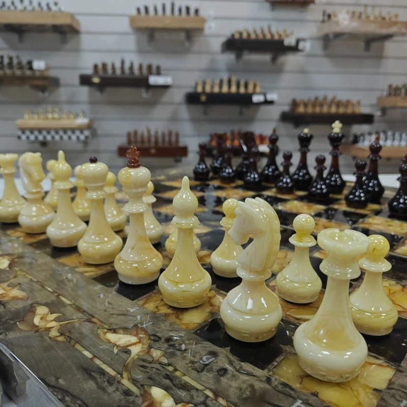 Шахматы эксклюзивные Готика тонированная карельская береза/янтарь