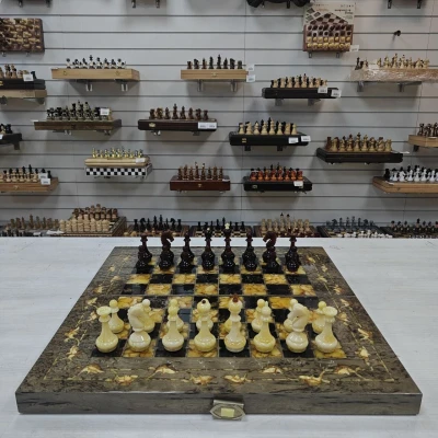 Шахматы эксклюзивные Готика тонированная карельская береза/янтарь