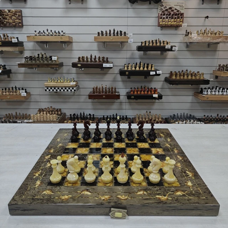 Шахматы эксклюзивные Готика тонированная карельская береза/янтарь