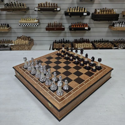 Шахматы подарочные из эвкалипта в ларце с фигурами Итальянск