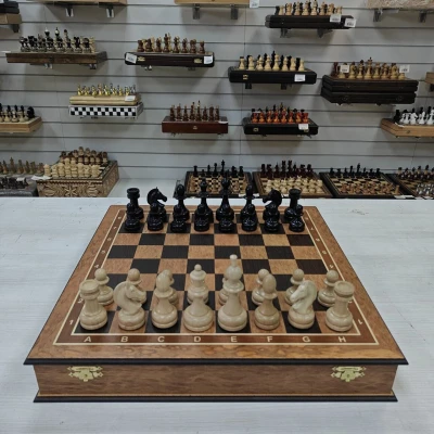 Шахматы подарочные из эвкалипта в ларце с фигурами Премиум и