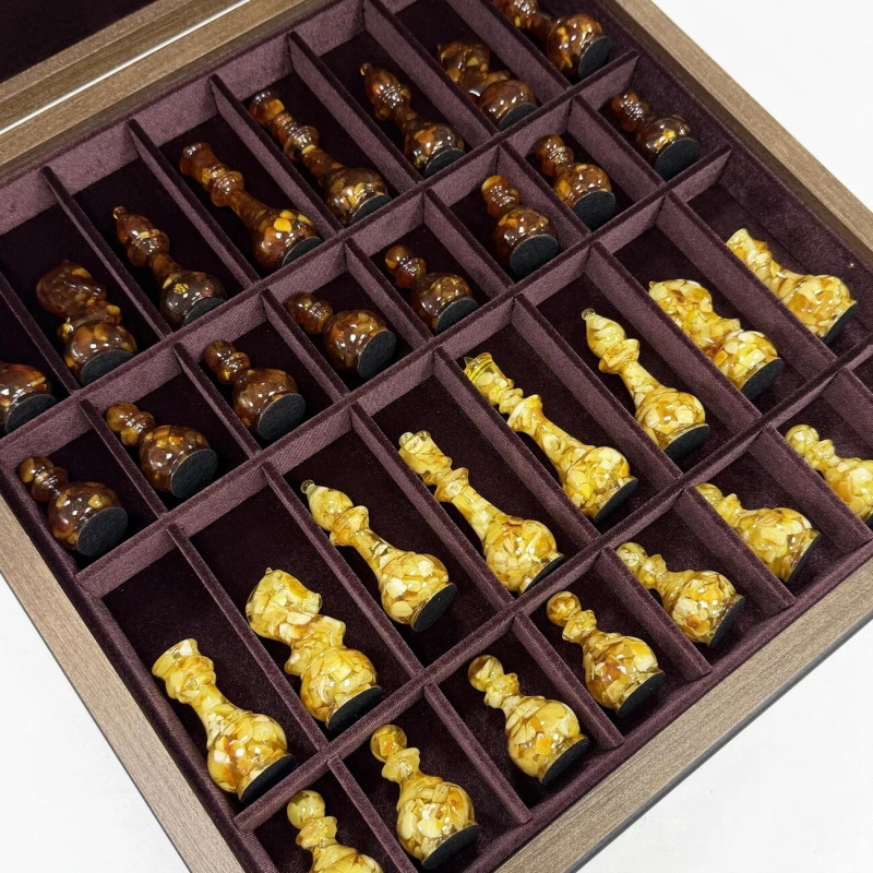 Шахматы в ларце из ореха с янтарными фигурами