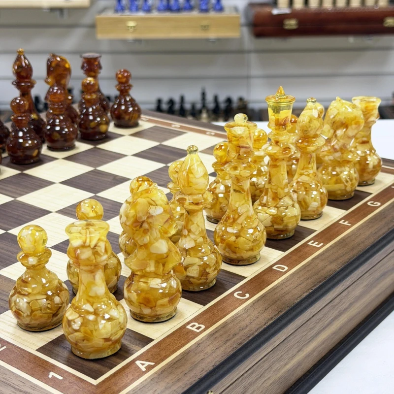 Шахматы в ларце из ореха с янтарными фигурами