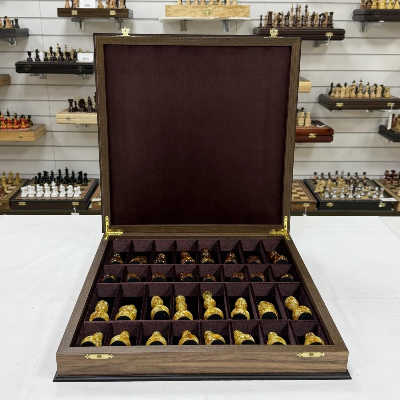 Шахматы в ларце из ореха с янтарными фигурами