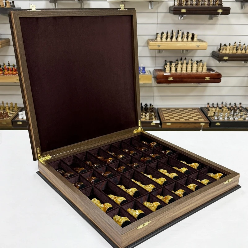 Шахматы в ларце из ореха с янтарными фигурами