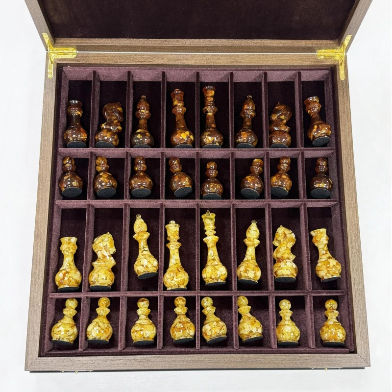 Шахматы в ларце из ореха с янтарными фигурами