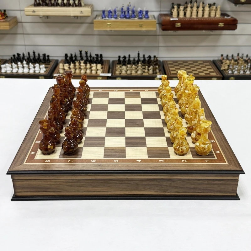 Шахматы в ларце из ореха с янтарными фигурами