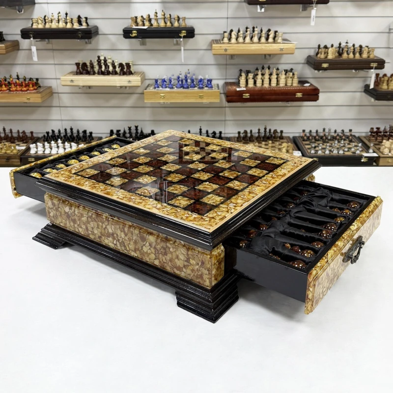 Шахматы из янтаря и бука в ларце с выдвижными ящиками 47 см