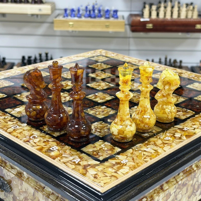 Шахматы из янтаря и бука в ларце с выдвижными ящиками 47 см
