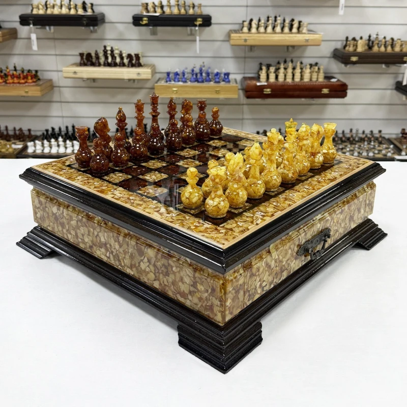 Шахматы из янтаря и бука в ларце с выдвижными ящиками 47 см